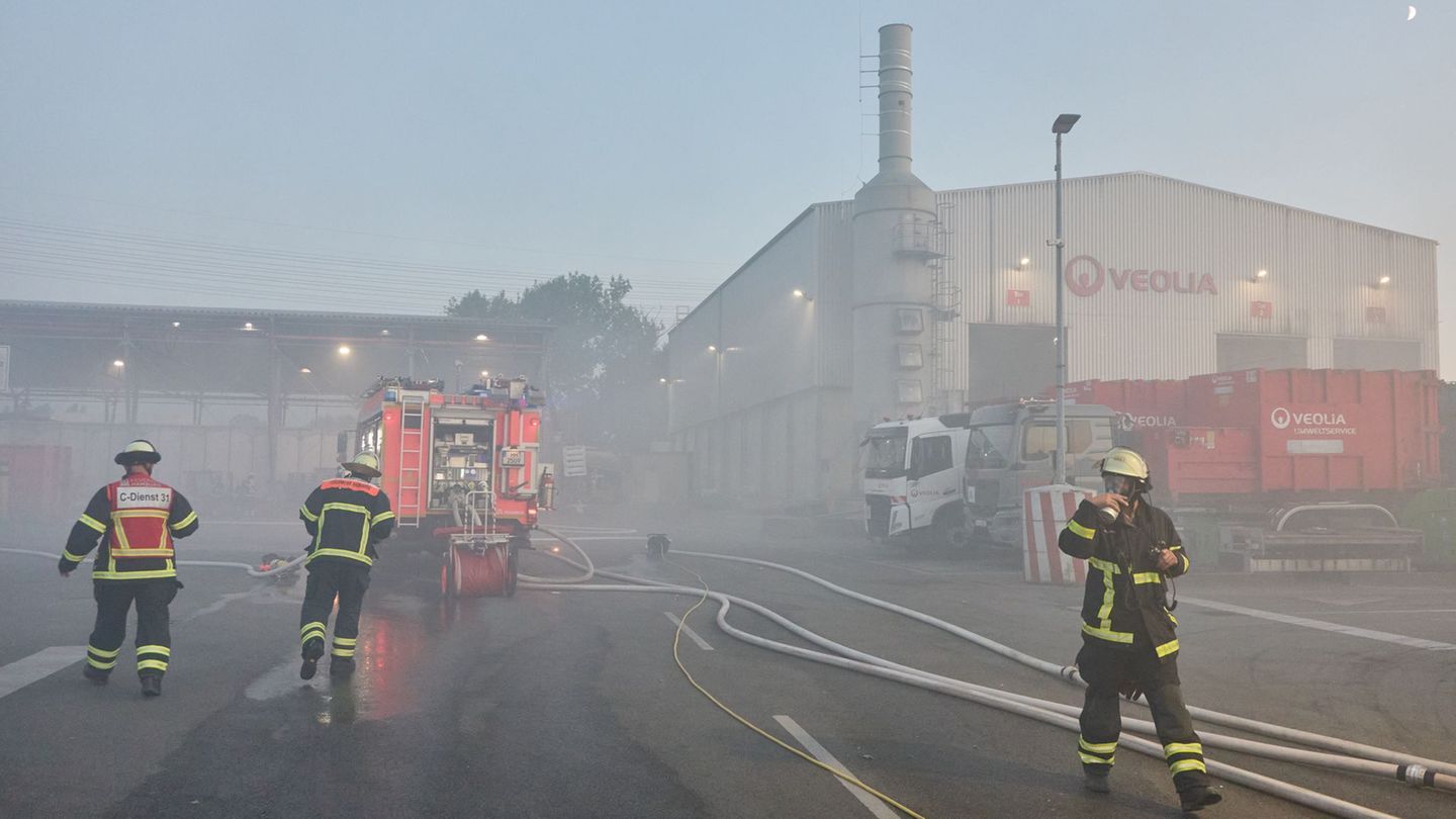 Feuerwehr-Einsatz: Brand von Lagerhalle in Hamburg-Billbrook unter Kontrolle