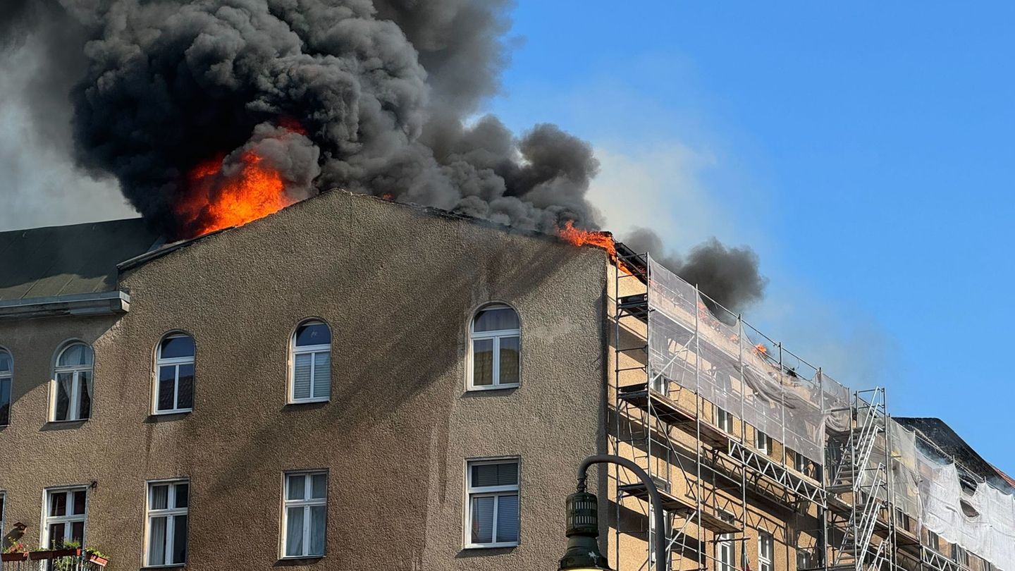 Brände: Feuer in Schöneberger Mehrfamilienhaus – Mann in Krankenhaus