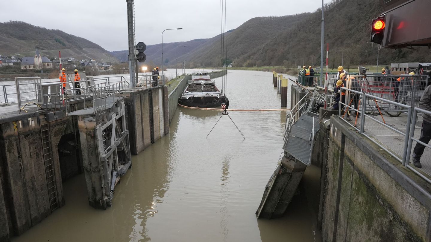 Auf der Mosel: Schiff prallt gegen Schleusentor – drei Verletzte