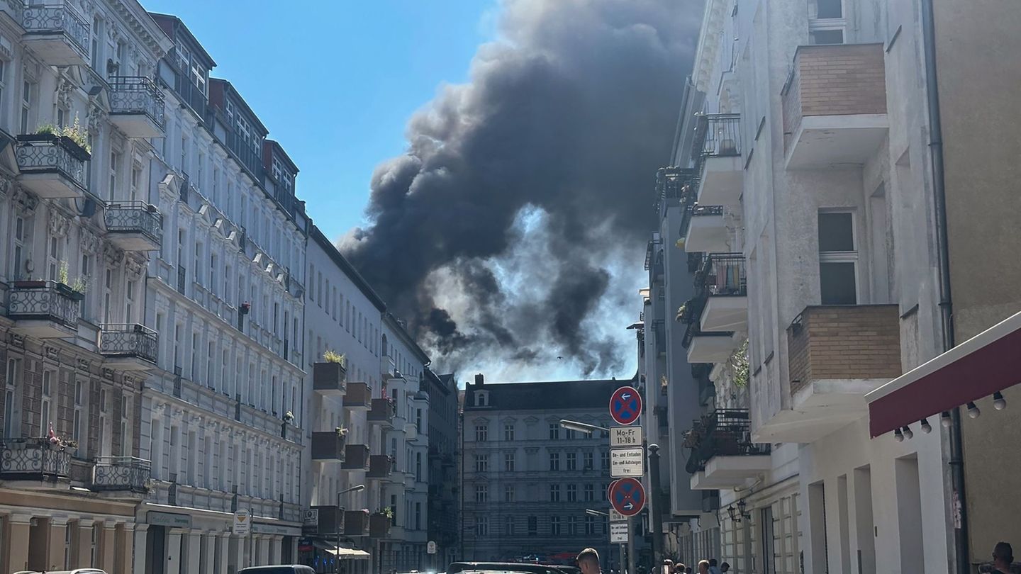 Brände: Brand in Mehrfamilienhaus in Berlin-Schöneberg