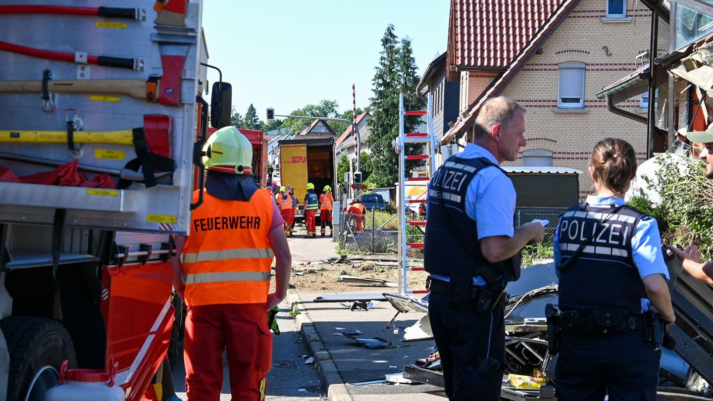 Unfälle: Lastwagen kracht in Gaststätte – zwei Schwerverletzte