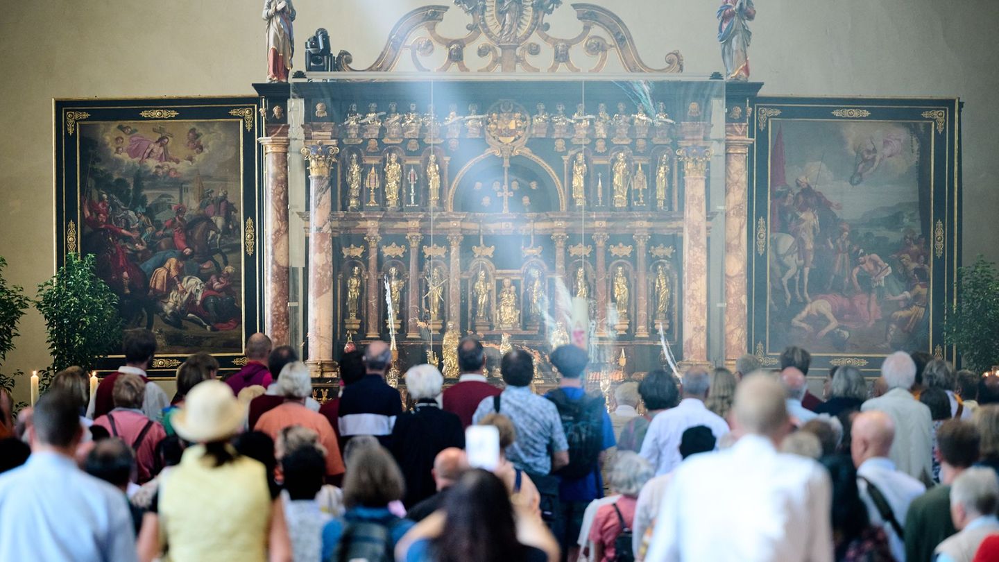 Münster: Domschatz wird zum Jubiläum in Original-Altar gezeigt