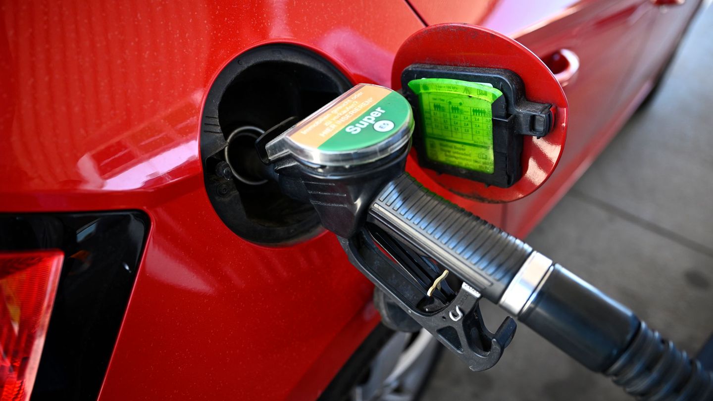 Mobilität: An der Autobahn tankt es sich gut 40 Cent teurer