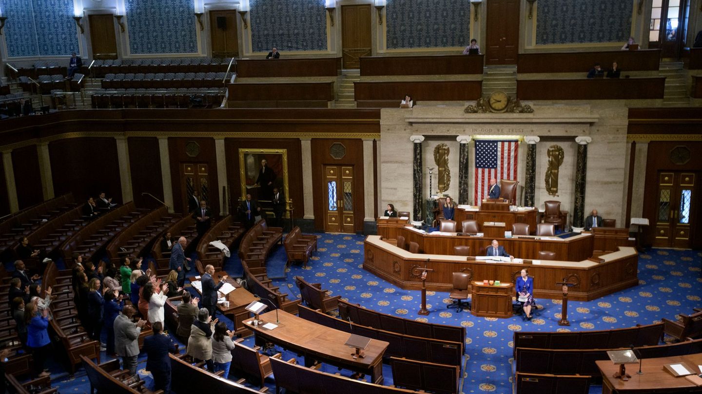 Streit um Trumps Steuergesetz: Marathonrede im US-Kongress – Demokrat bremst Abstimmung