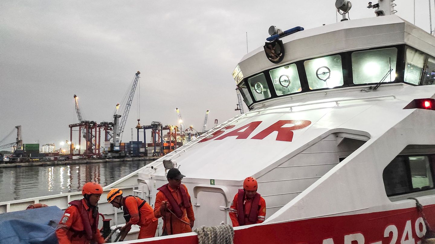 Schiffsunglück in Indonesien: Fähre sinkt vor Bali: Dutzende Menschen im Meer vermisst