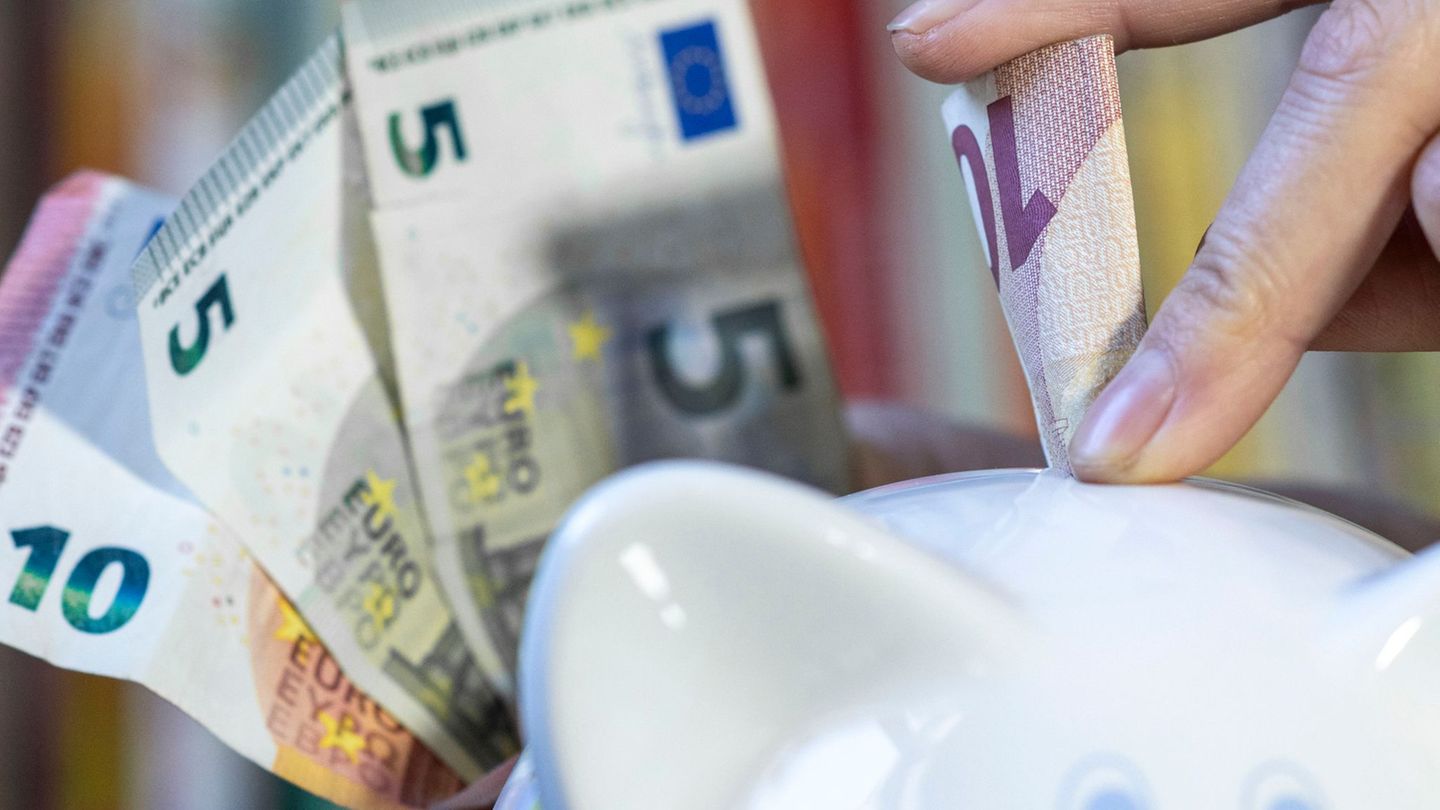 Umfrage: Bankkonto, Aktien, Spardose – Wie Eltern für Kinder sparen