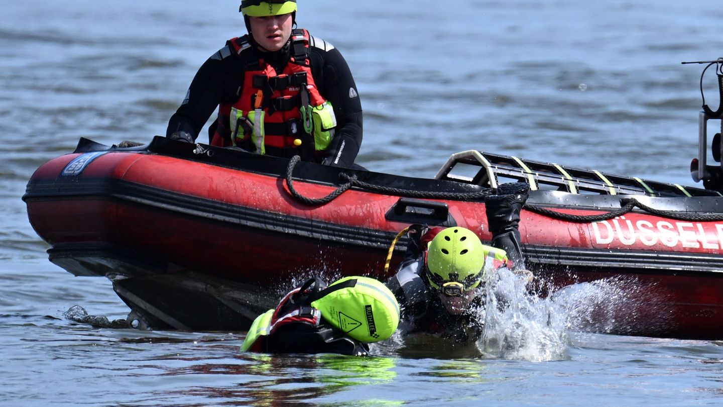Düsseldorf: Feuerwehr sucht im Rhein nach Vermisstem