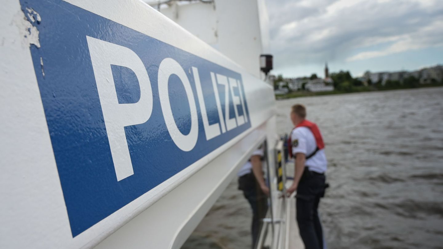Unfälle: Drei Männern kentern mit Mietmotorboot – Sportboot sinkt