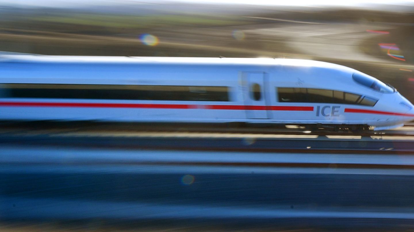 Bahnverkehr: Böschungsbrand: Verspätungen auf ICE-Strecke in Thüringen