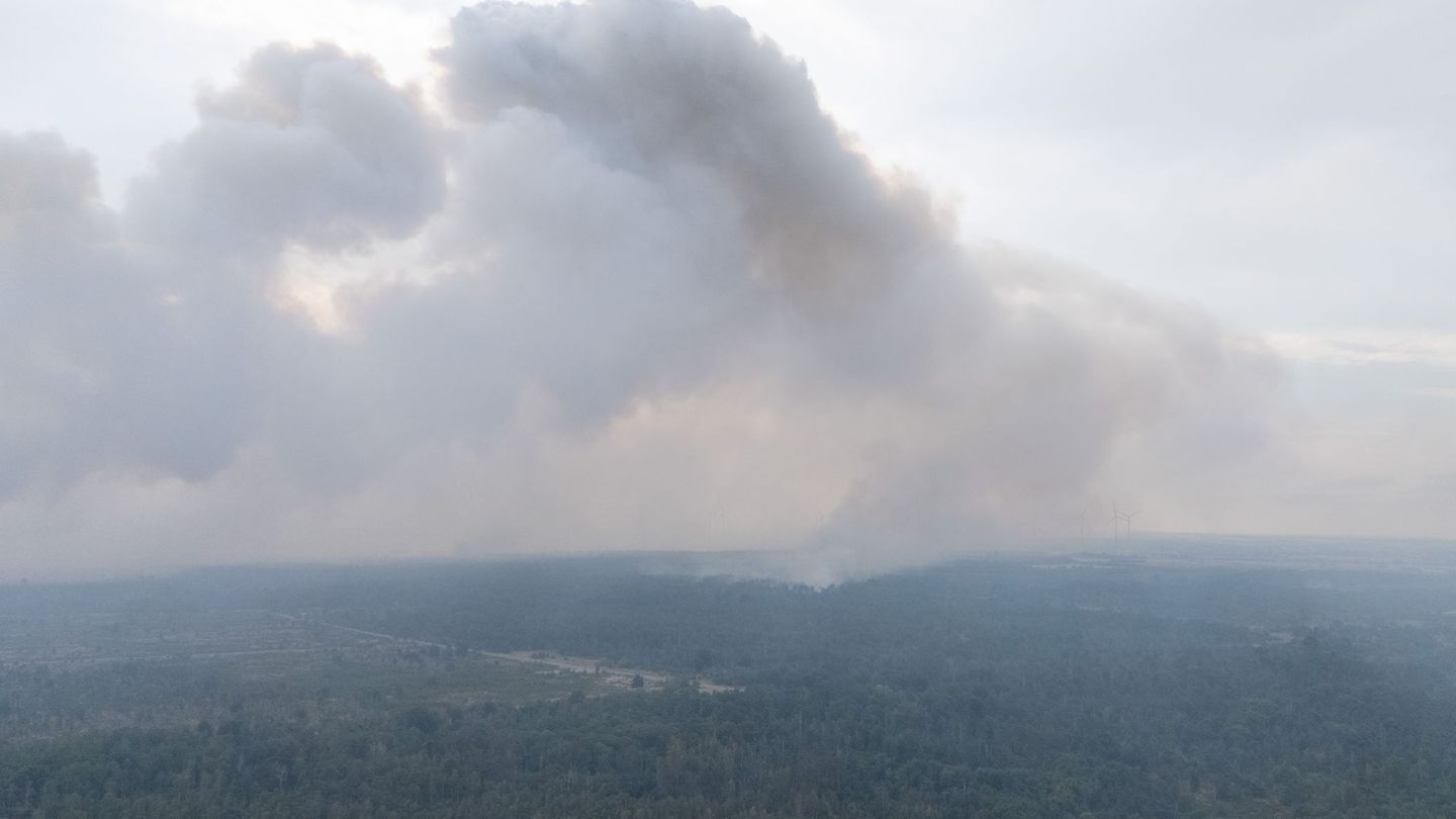 Waldbrand: Feuer in Gohrischheide: Hubschrauber erkundet Brandfläche