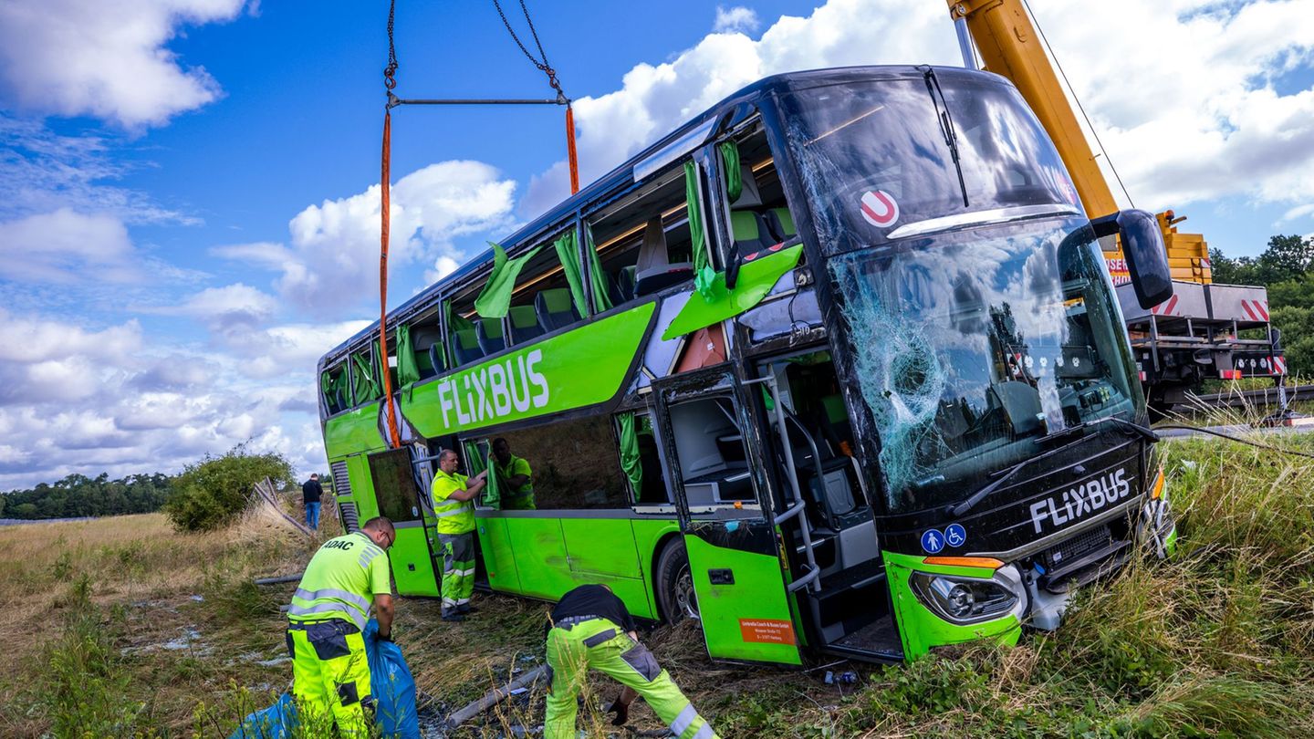 Unfall: Nächtlicher Busunfall – viele Verletzte, unklare Ursache
