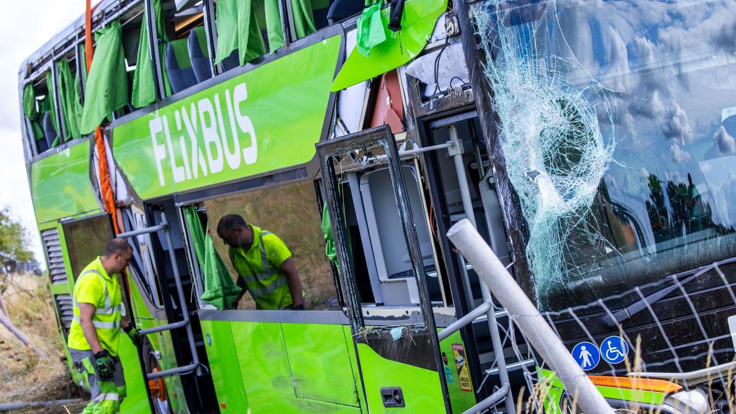 Unfall: Flixbus kippt um – mehr Verletzte