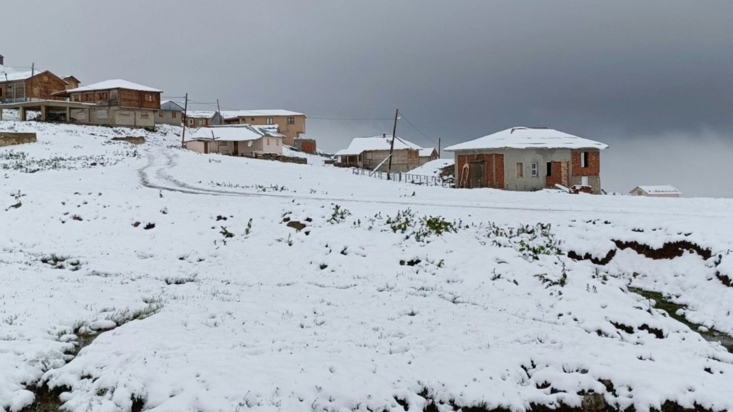 Schnee im Nordosten der Türkei – Westen des Landes kämpft zeitgleich gegen Waldbrände