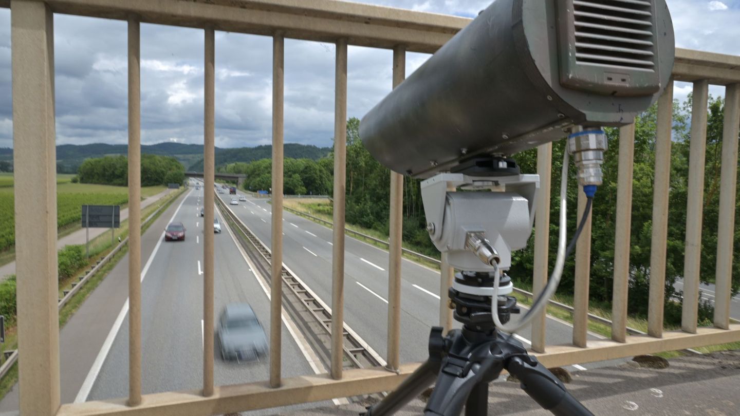 Handy am Steuer: Handy-Blitzer erfasst mehr als 300 Verstöße