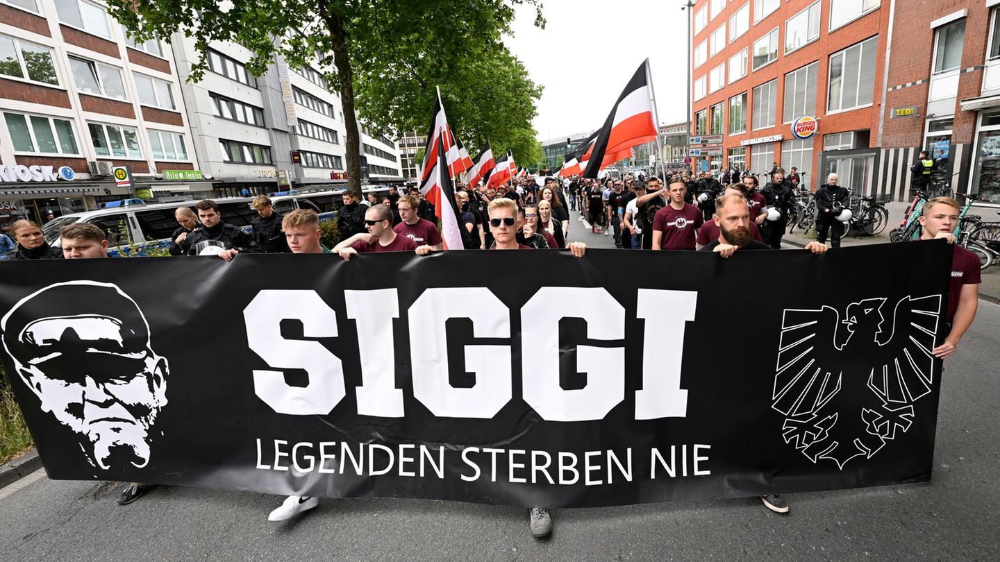 Massive Polizei-Präsenz: „Paramilitärischer“ Eindruck – Rechter Demo-Zug gestoppt