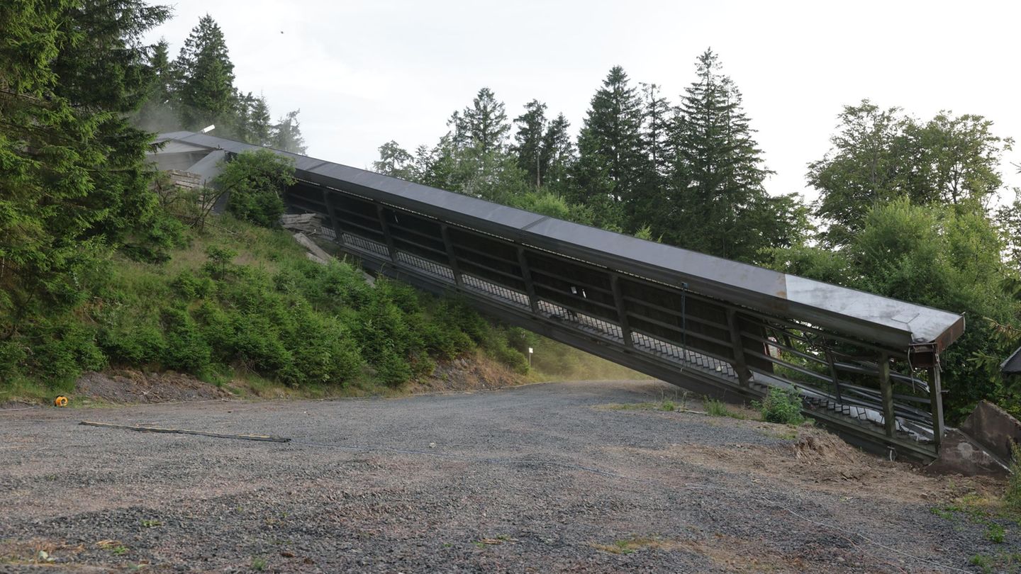 Inselbergschanze: Bagger kippt bei Schanzenabriss im Thüringer Wald