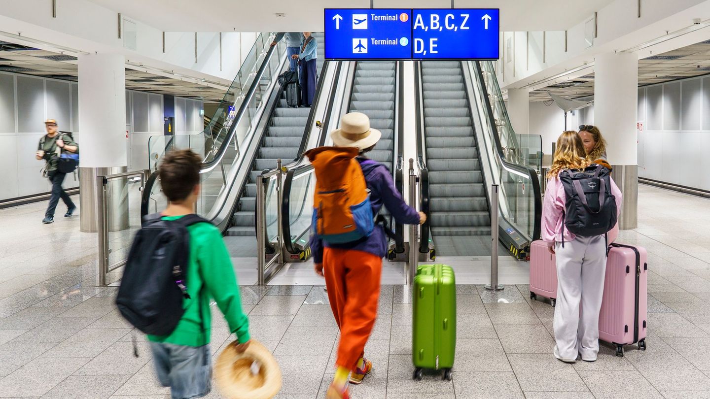 Ab in den Urlaub: Hochbetrieb am Flughafen am ersten Ferienwochenende