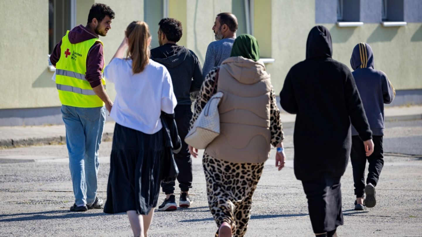 Zahl der Asylanträge in Deutschland im ersten Halbjahr 2025 um fast die Hälfte gesunken
