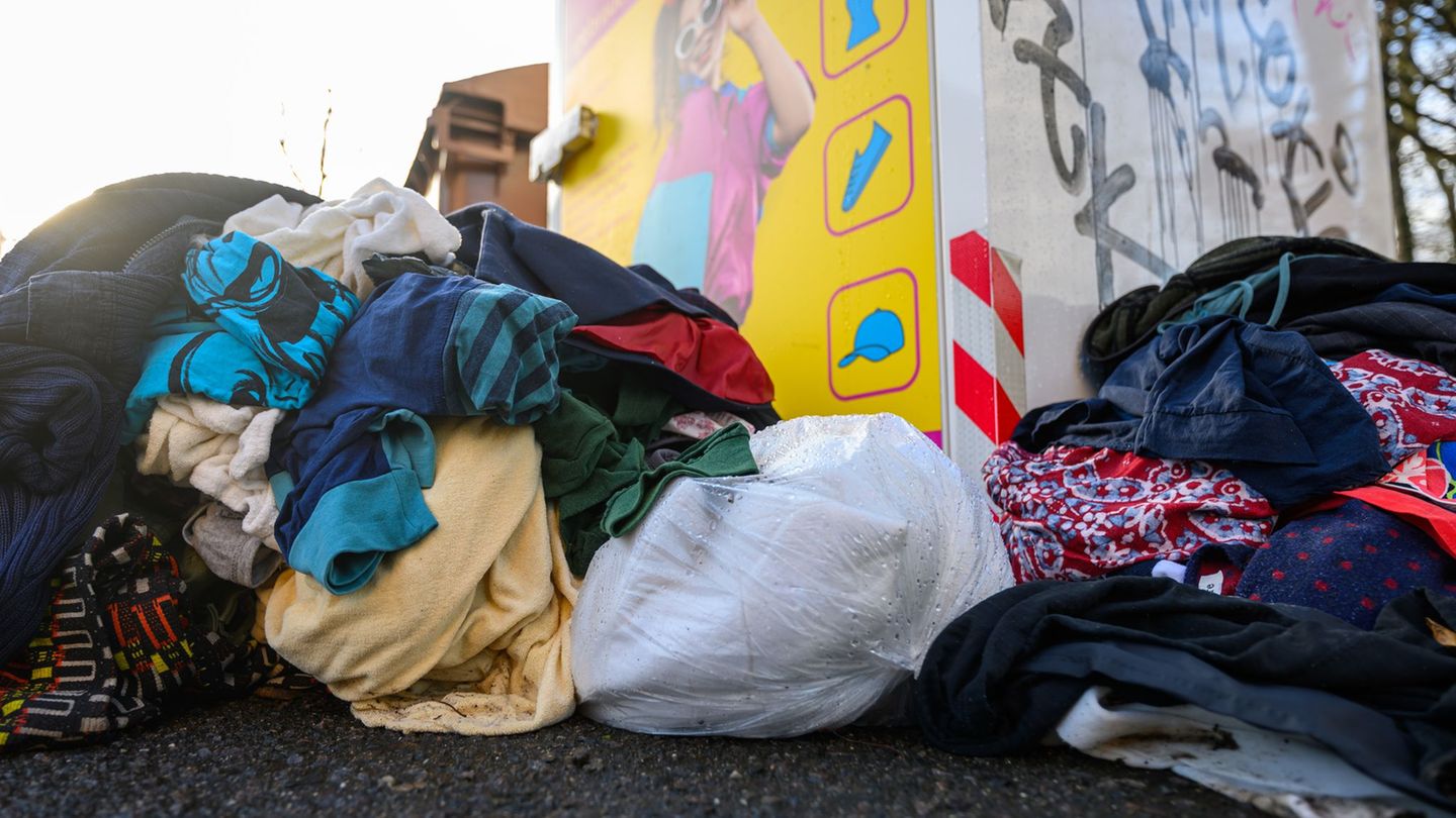 Entsorgung von Textilien: Ärger in MV über Müllberge neben Altkleider-Containern