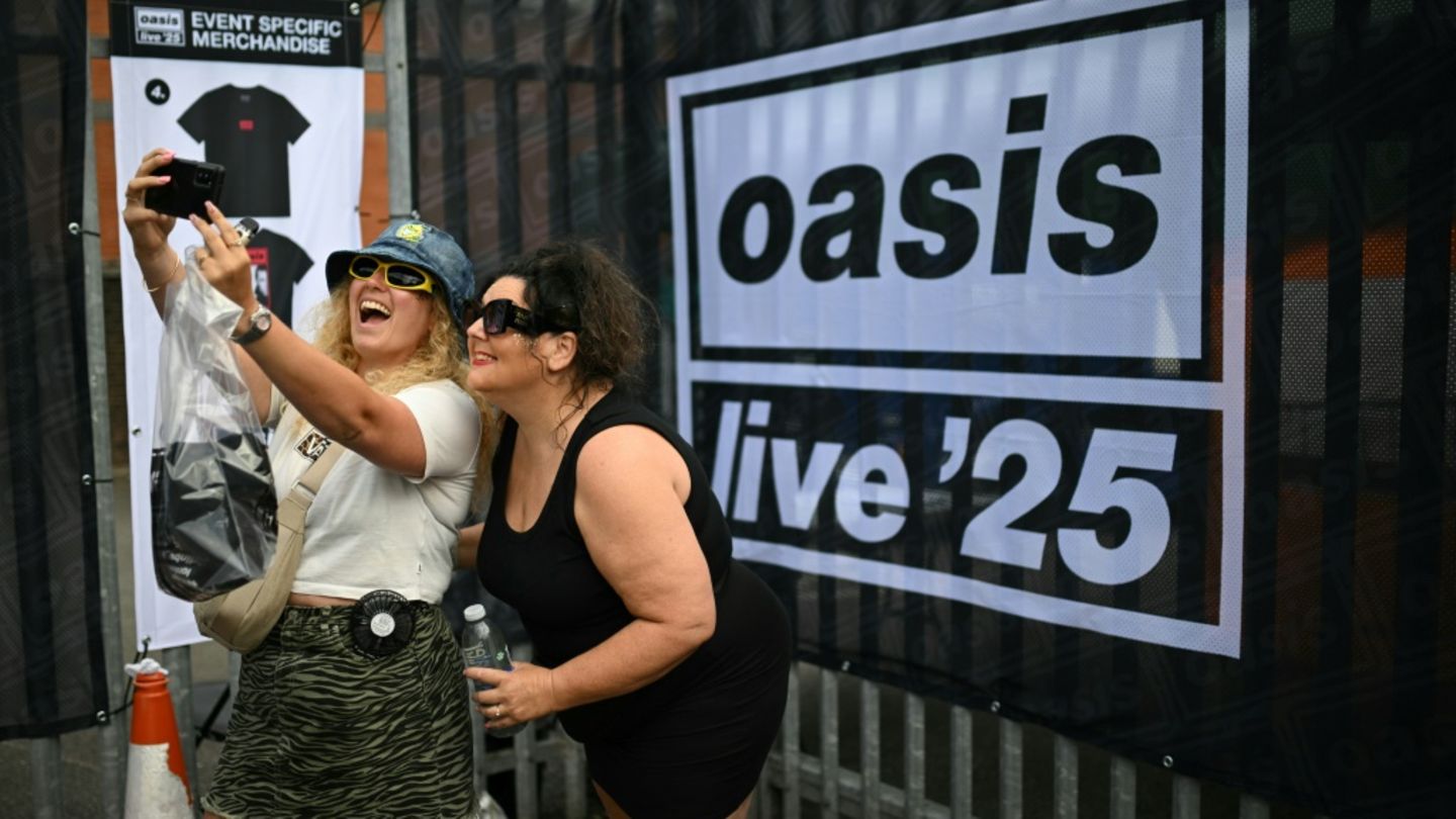 Nach 16 Jahren Pause: Britpopband Oasis startet Welttournee mit Konzert in Wales