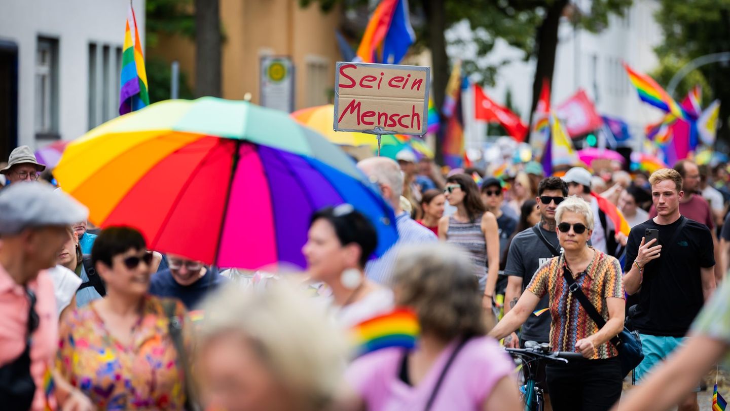 Christopher Street Day: Hunderte bei CSD-Umzug für Vielfalt – Dutzende bei Gegendemo