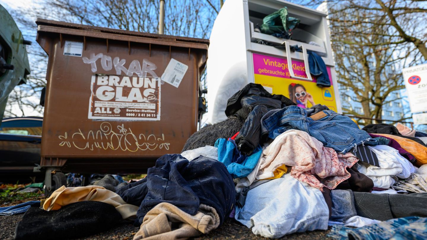 Entsorgung von Textilien: Städte kämpfen gegen Müllberge neben Altkleider-Containern