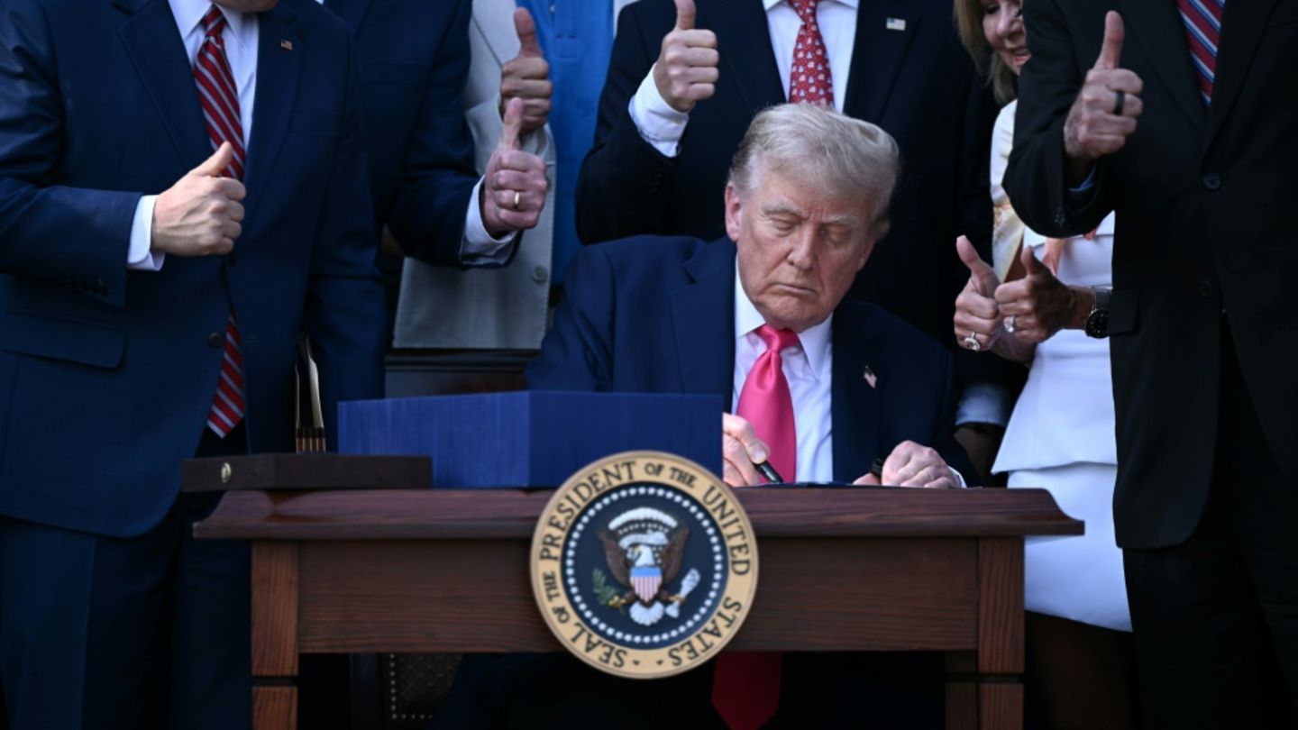Trump unterzeichnet umstrittenes Steuergesetz bei Zeremonie am Unabhängigkeitstag