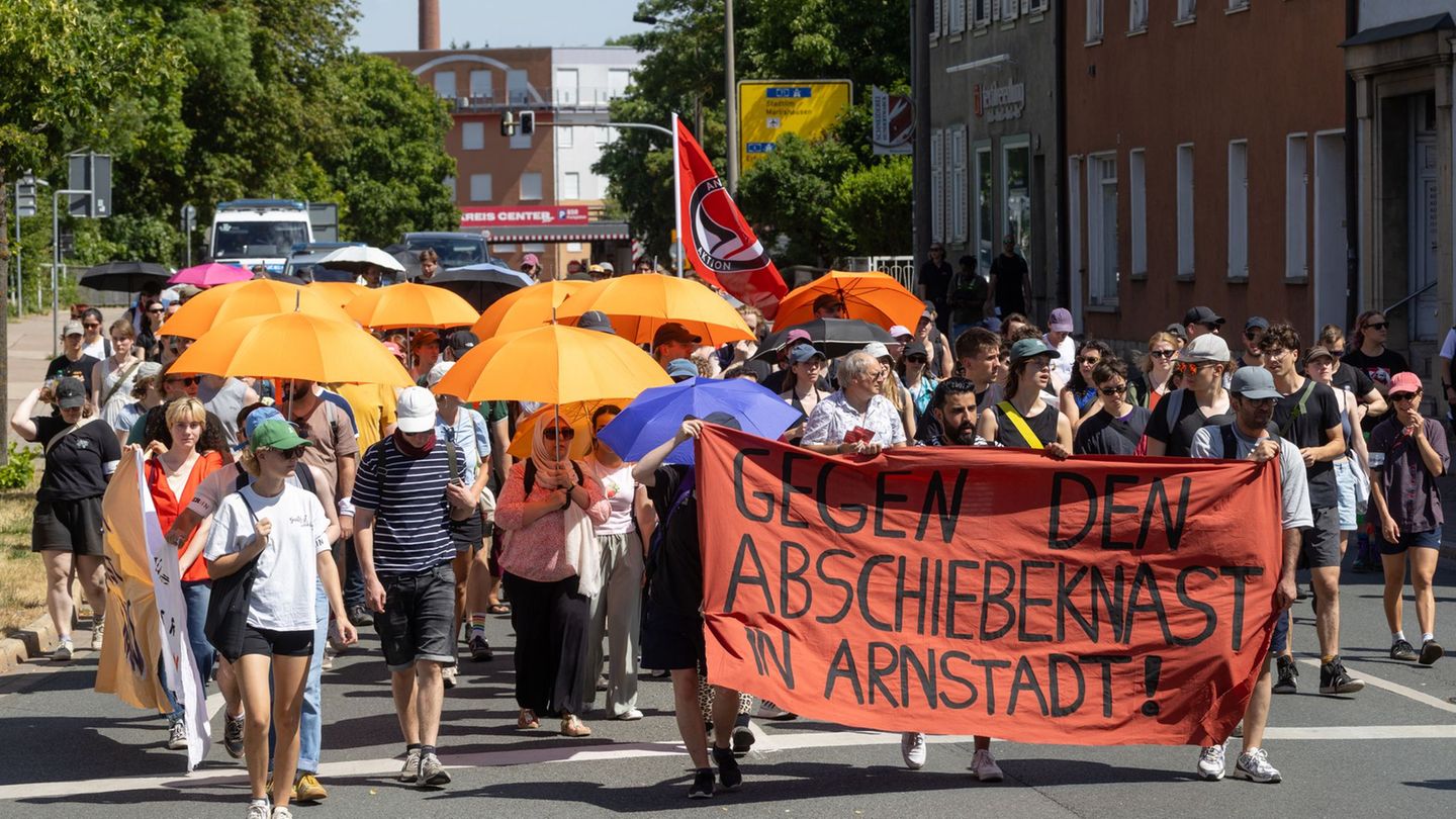 Demonstration: 200 Menschen protestieren gegen Abschiebehaft in Arnstadt