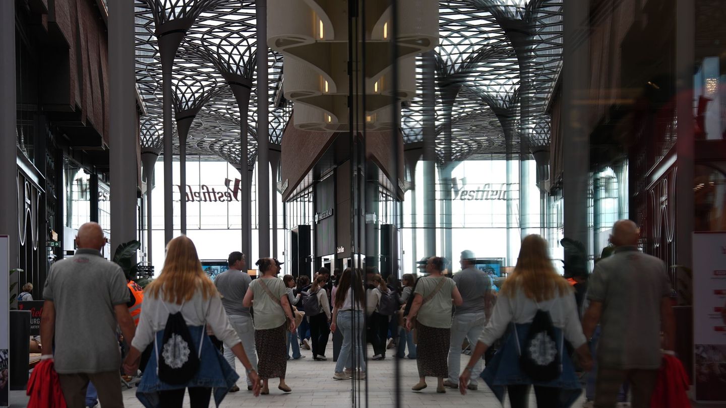 Shoppen in der City: Verkaufsoffener Sonntag – Hunderttausende in Hamburger City