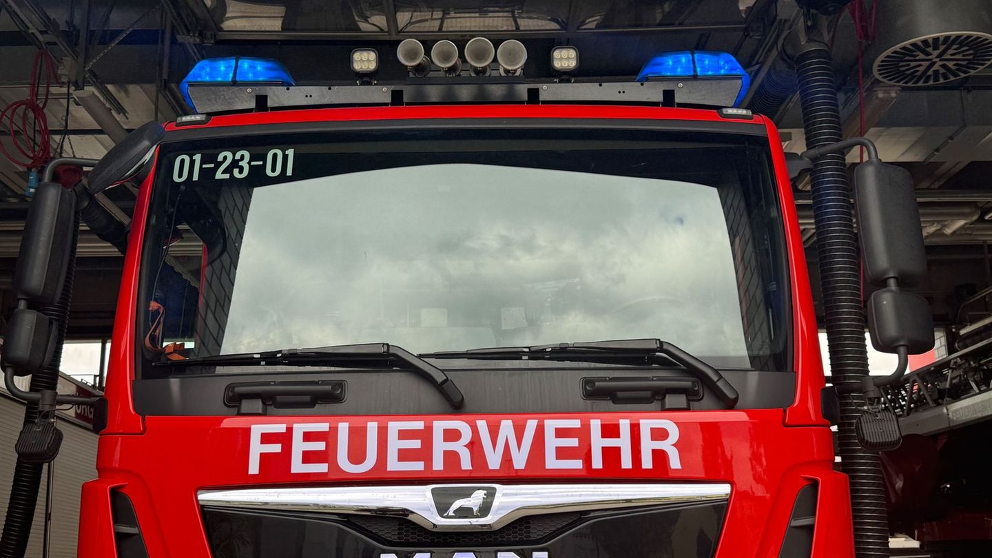 Ursache unklar: Brand in Bungalow – Frau tot, Mann schwer verletzt