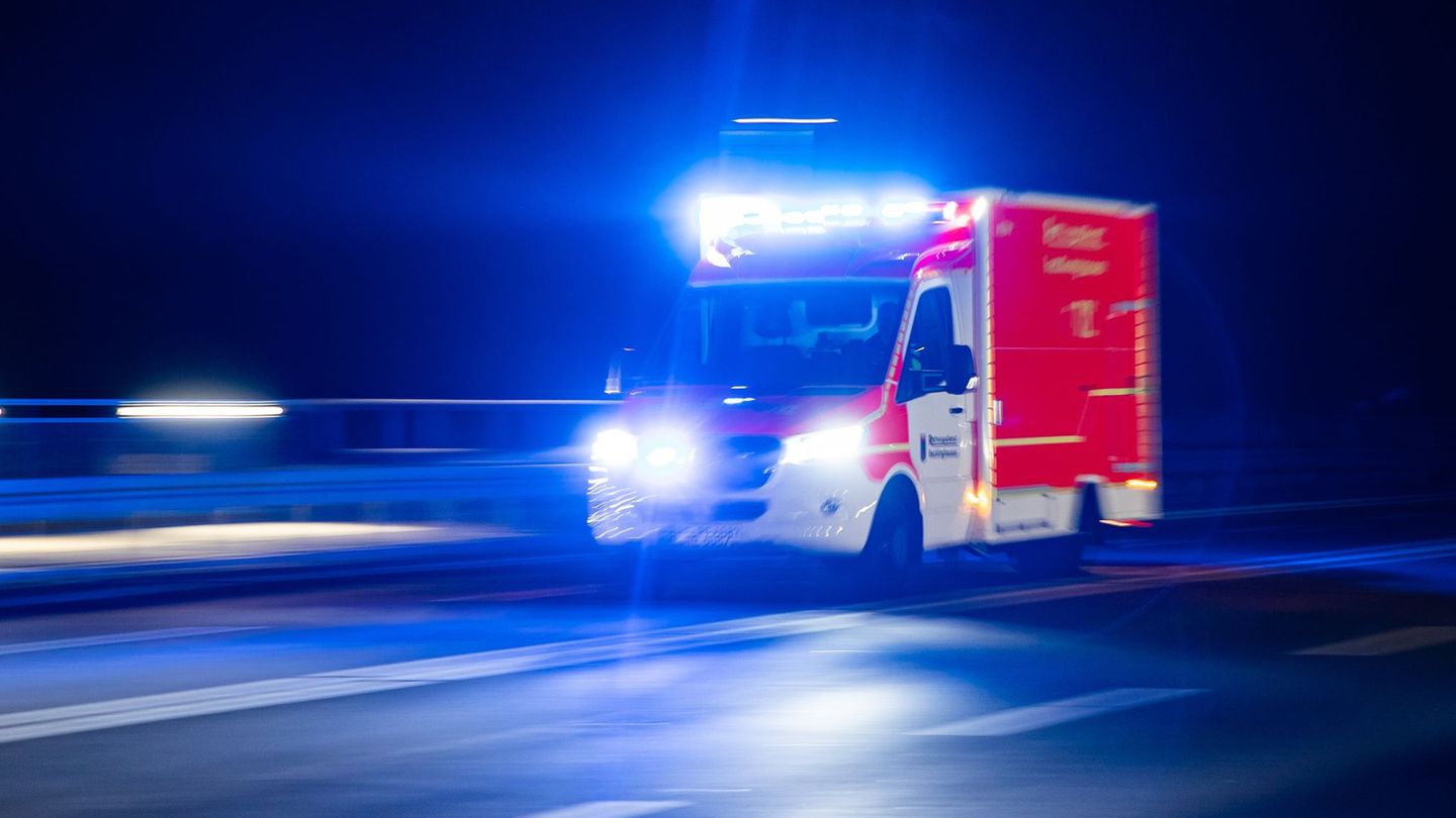 Tödlicher Unfall: Radfahrer bei Zusammenstoß mit Auto auf Kreuzung getötet