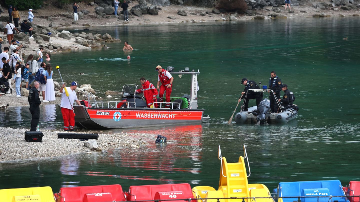 Unfall in Oberbayern: Nach Tretboot-Unglück: Vater und Sohn weiter vermisst