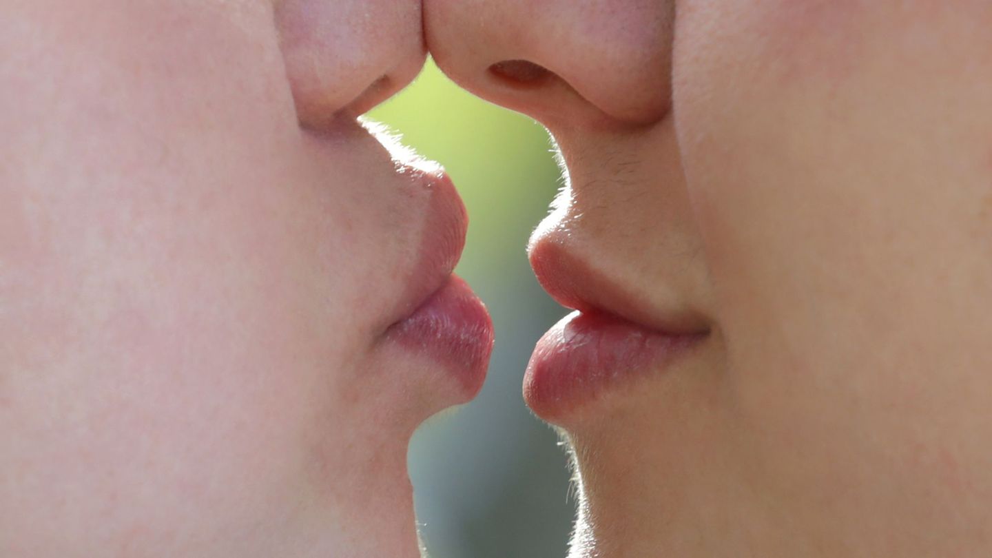 Tag des Kusses: Schönheitstrend volle Lippen – mehr Volumen, weniger Gefühl?