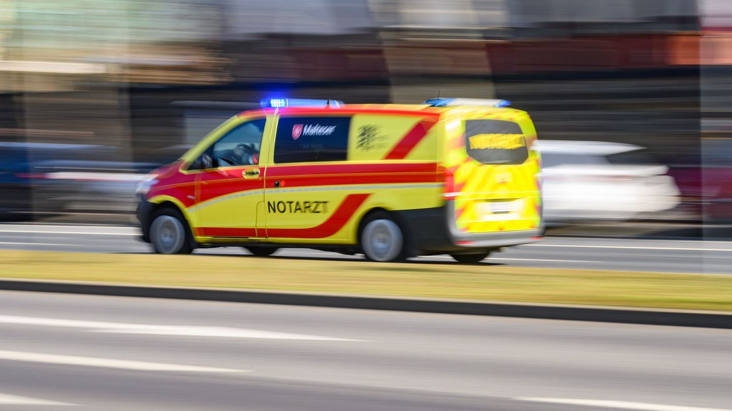 Unfälle: Fußgänger gerät in Wuppertal unter Bus
