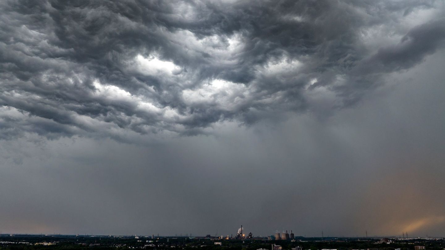 Wetter: Trüber Wochenstart mit Schauern und Gewittern