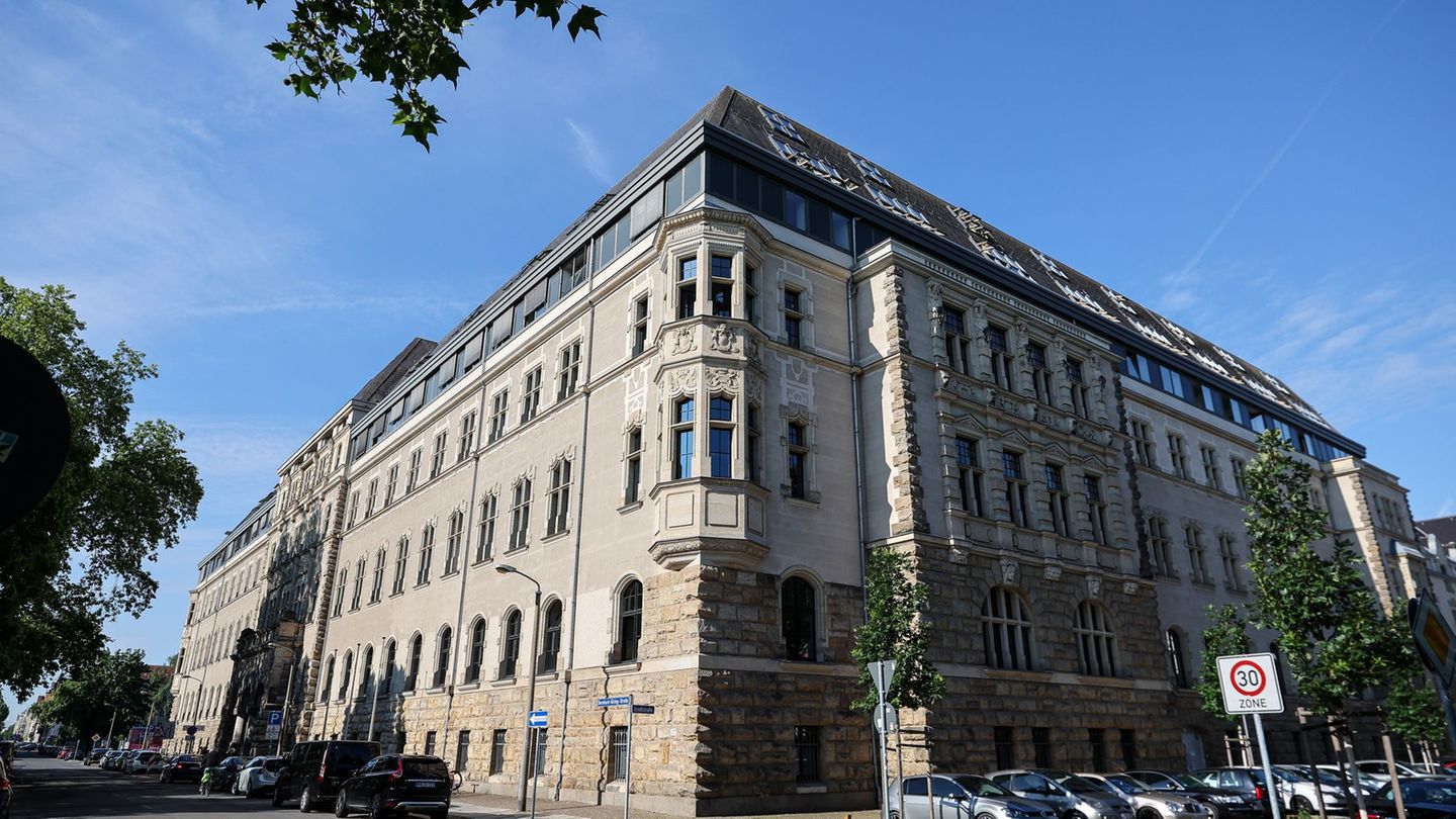 Vandalismus: Farbanschlag und Steinwürfe auf Amtsgericht Leipzig