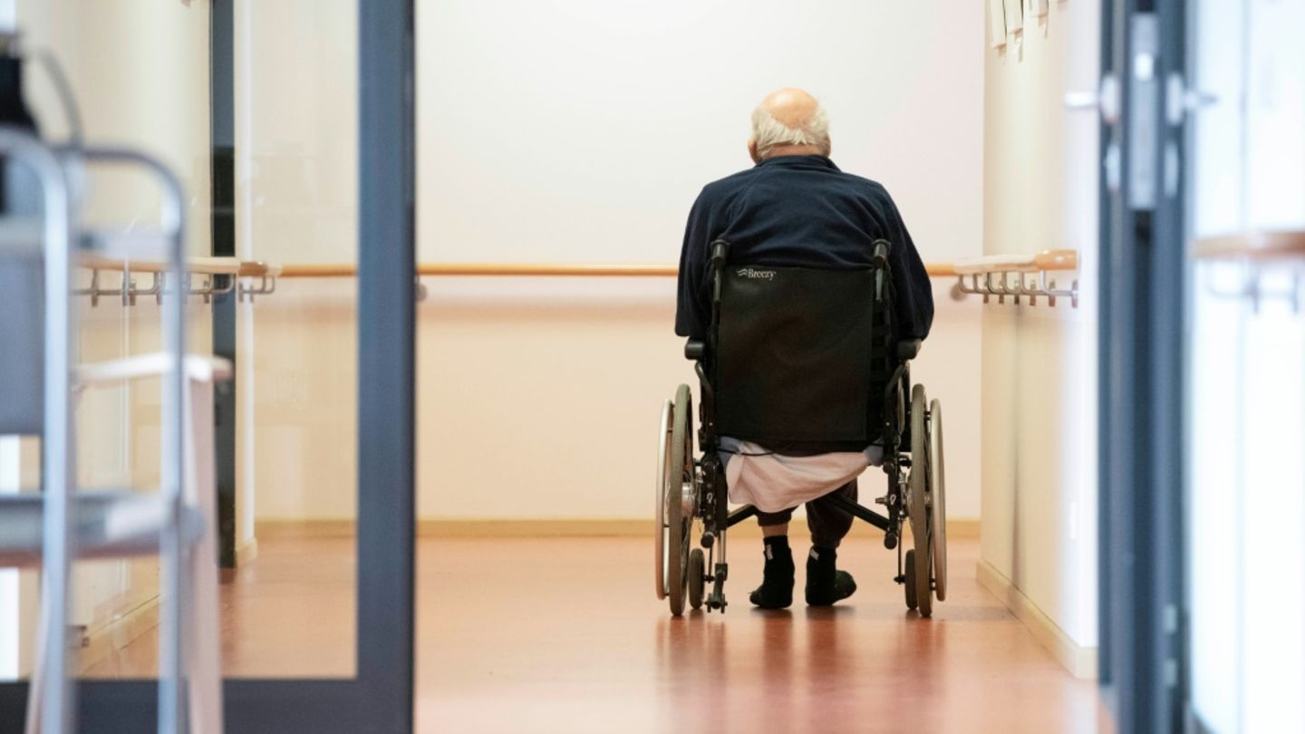Warken will drohendes Milliardendefizit in der Pflege abwenden