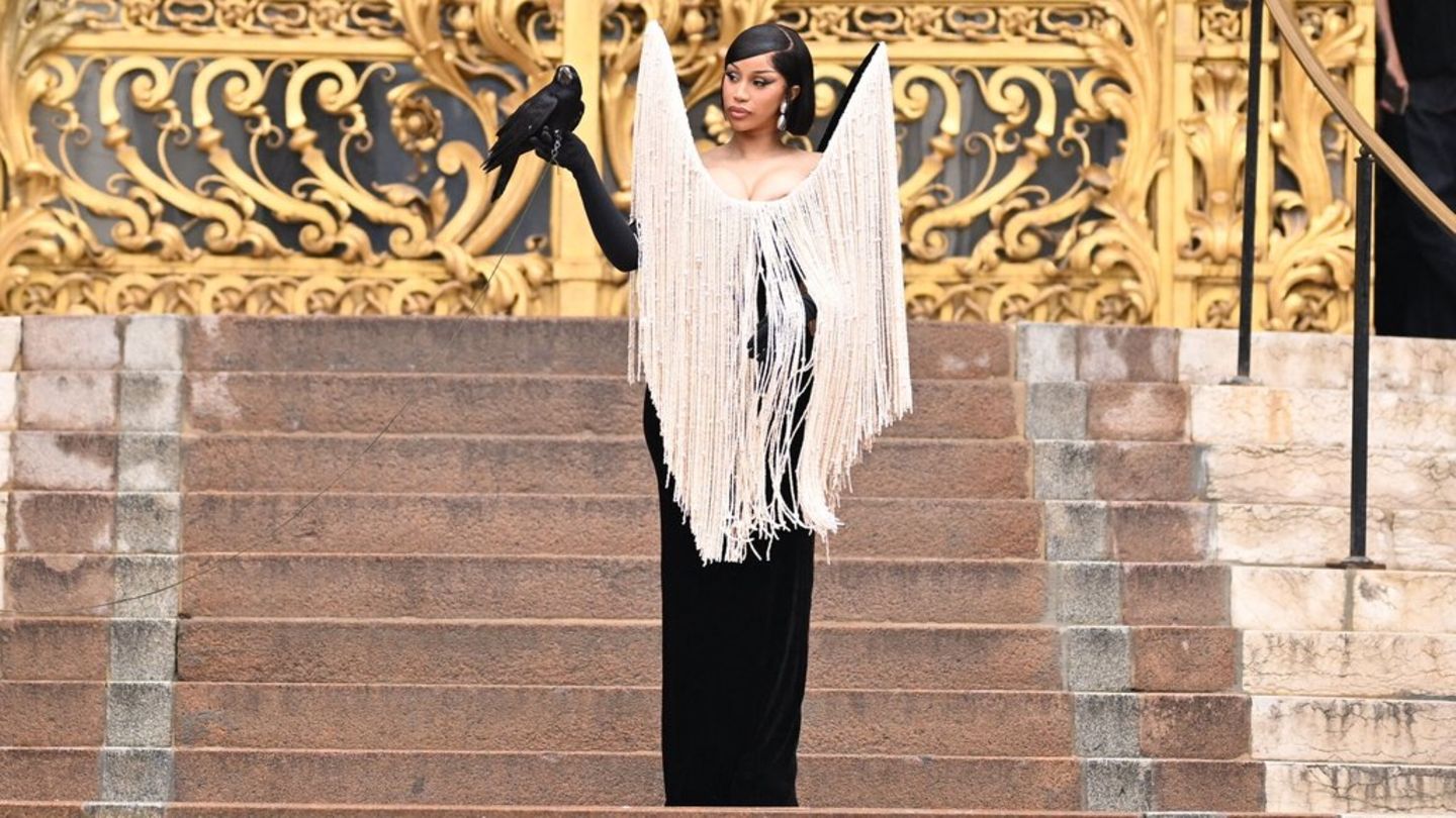 Cardi B bei der Pariser Fashion Week: Rapperin mit lebendem Raben als Accessoire