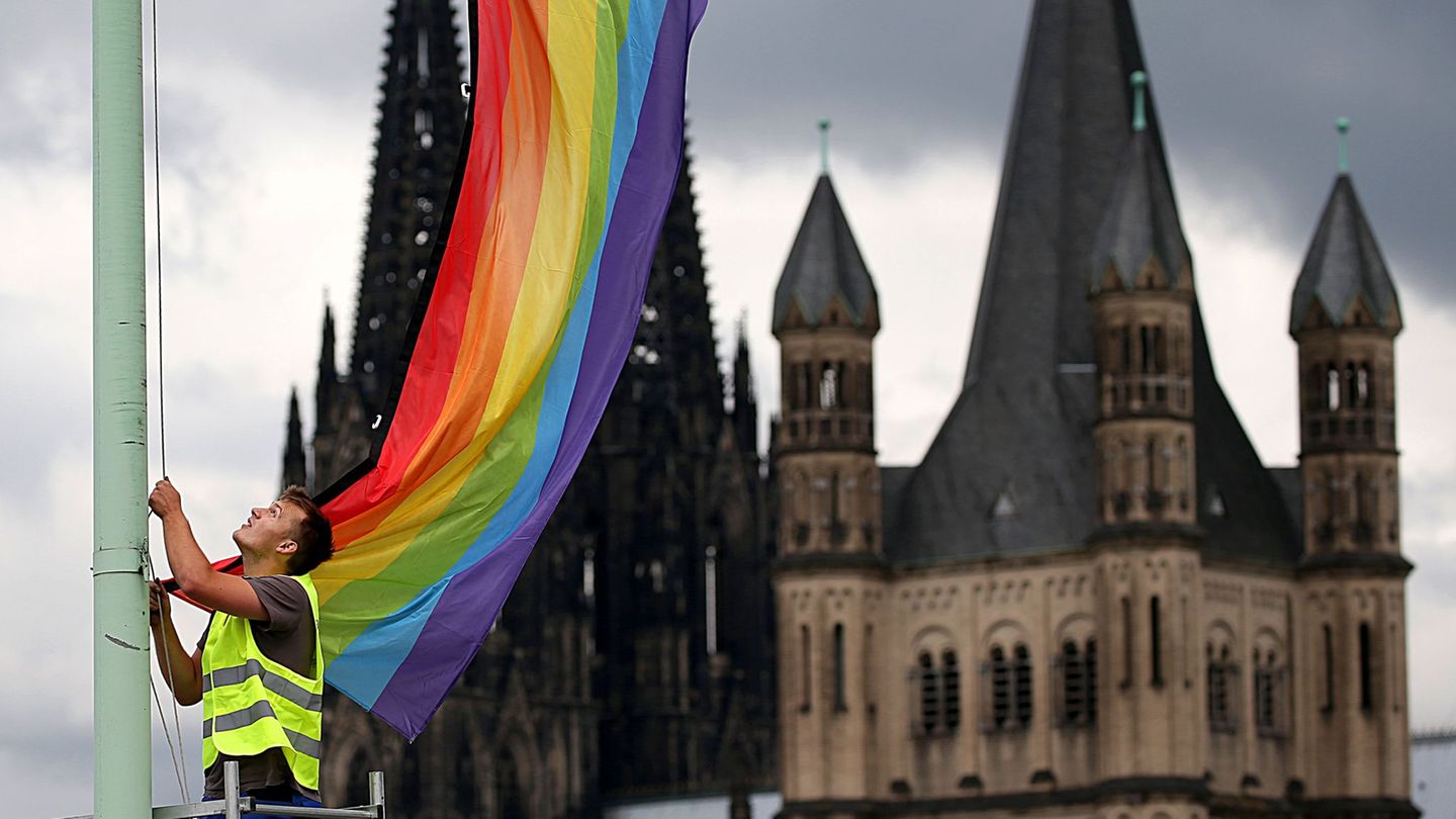 Elternprotest bei Einweihung: Konflikt um Regenbogen-Symbol bei kirchlicher Schuleröffnung