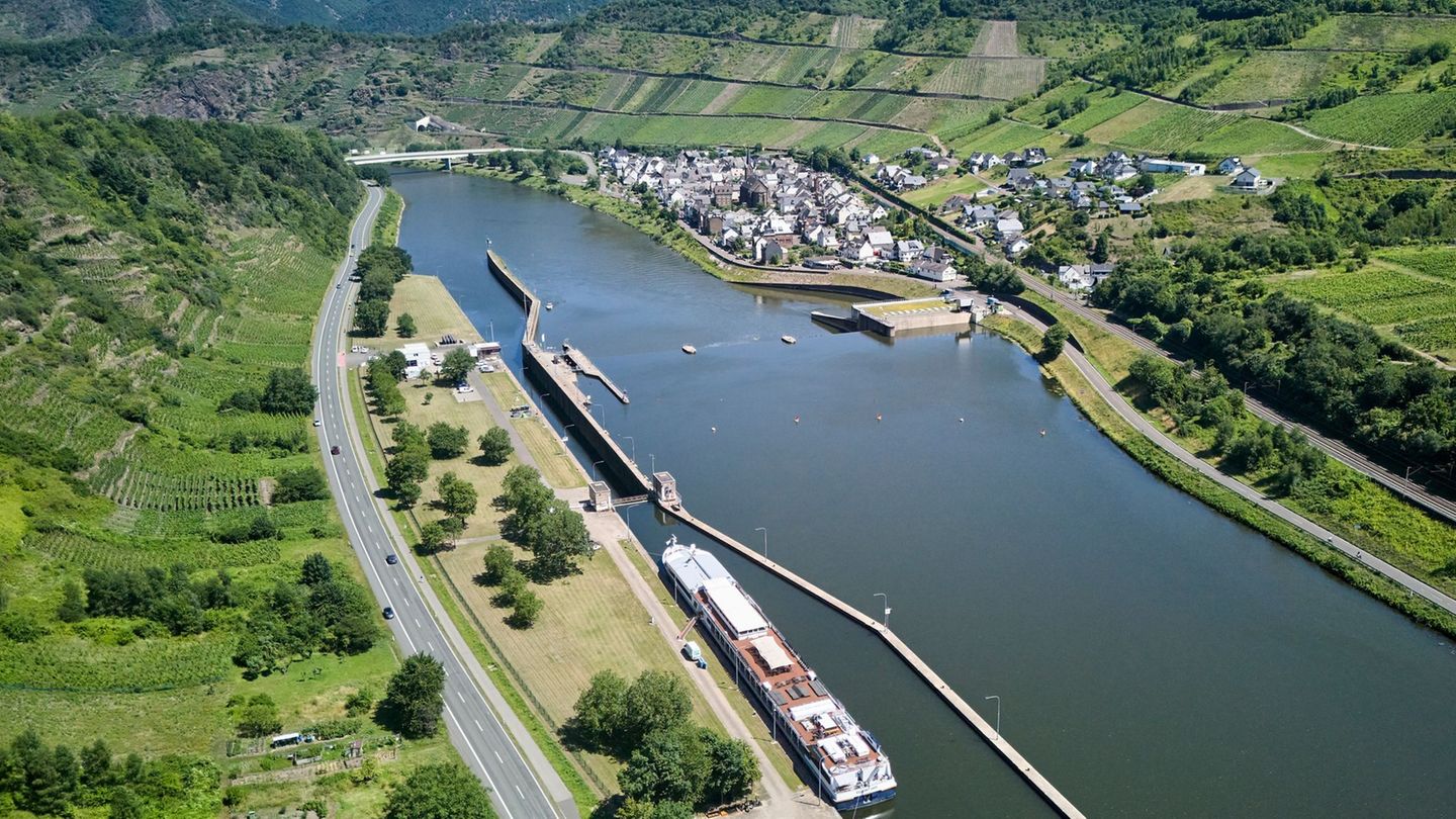 Mosel: Erste Schiffe passieren beschädigte Schleuse flussaufwärts