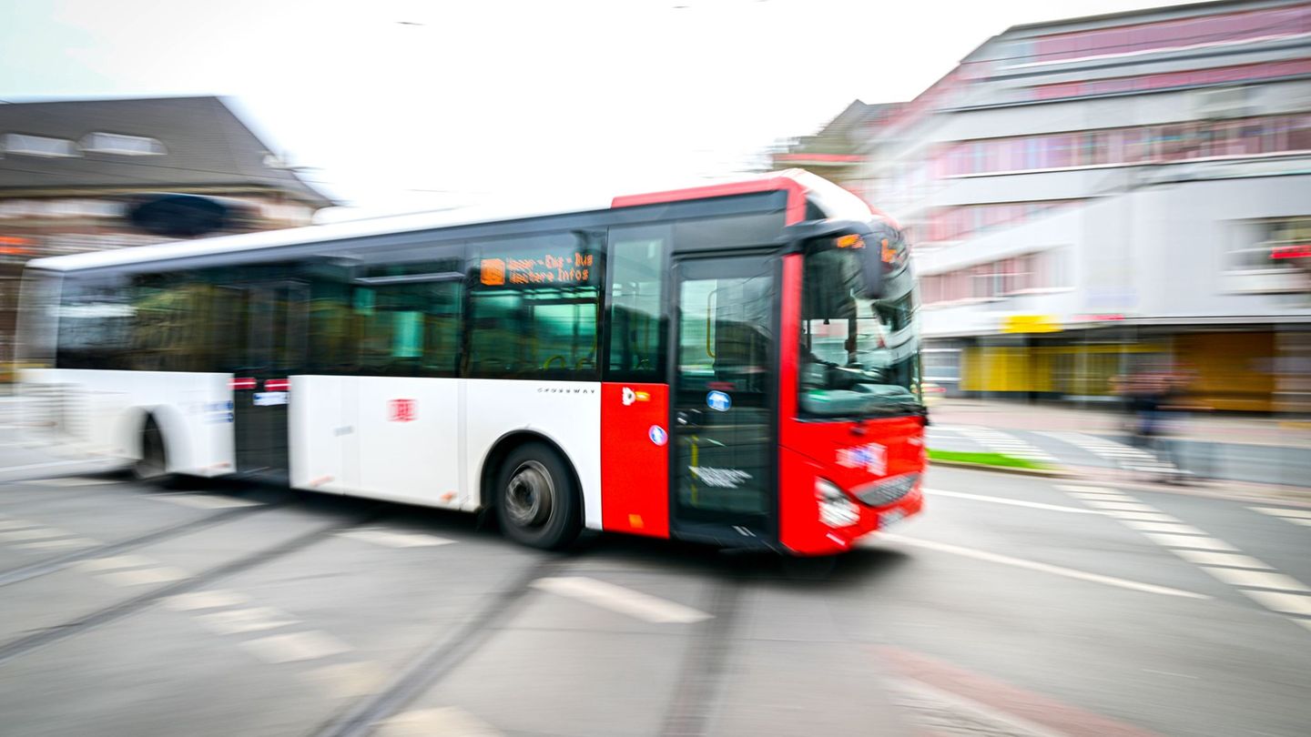 Unterlassene Hilfeleistung?: Notfall im Linienbus – handelte Fahrer fahrlässig?
