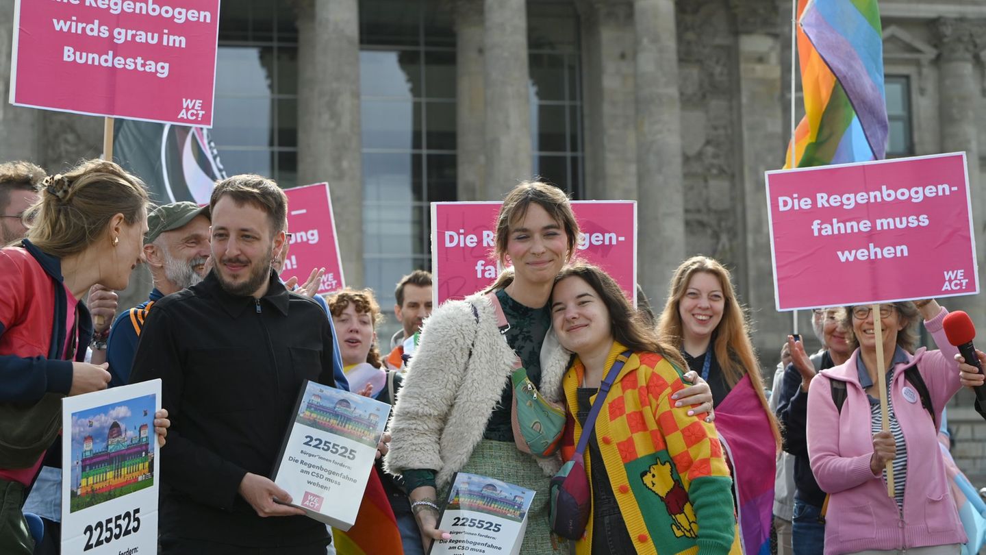Christopher Street Day: Gegen Klöckner: Tausende wollen Regenbogenfahne am Bundestag