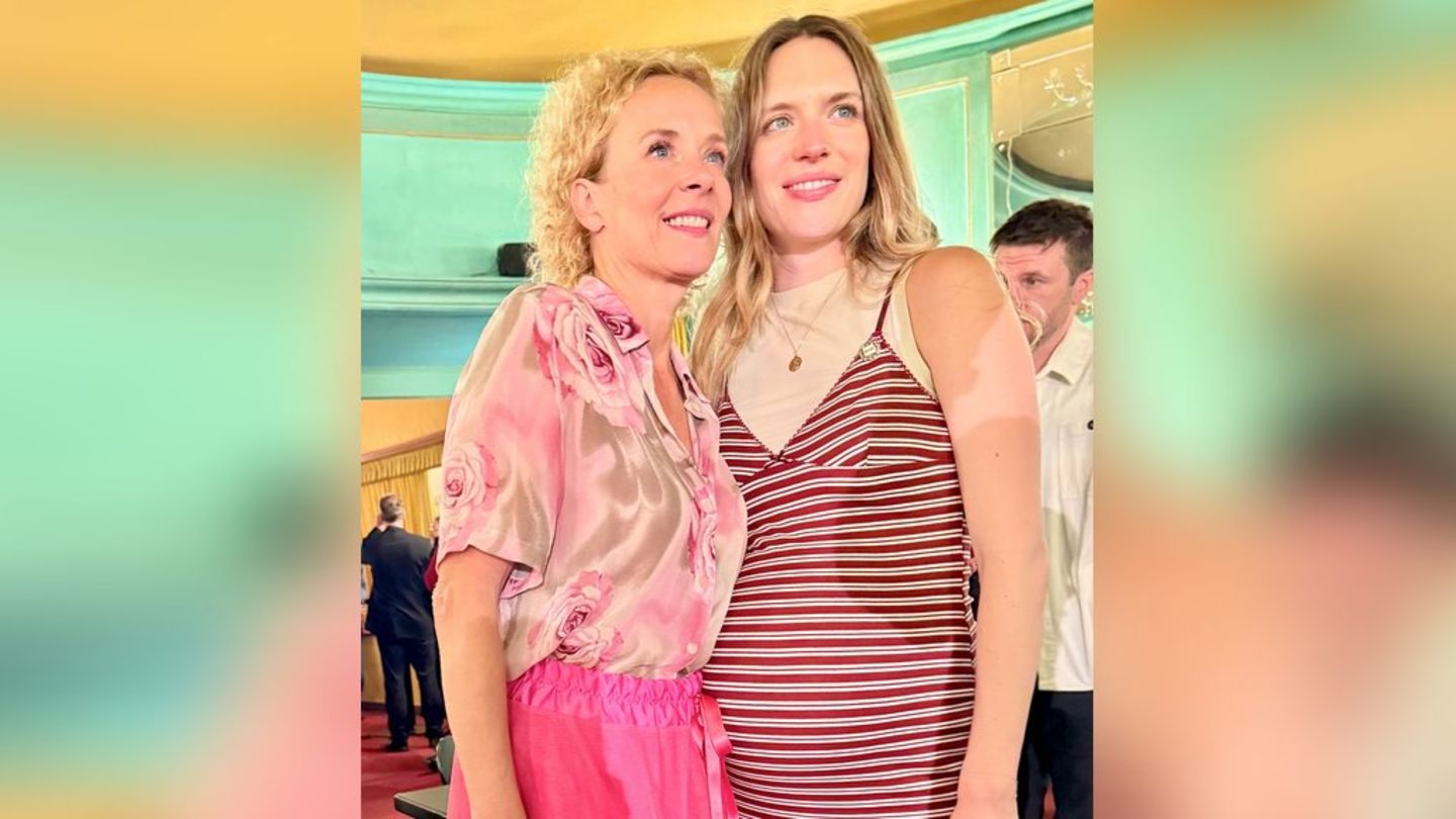 Katja Riemann wird Großmutter: Tochter Paula zeigt sich mit ihrem Babybauch