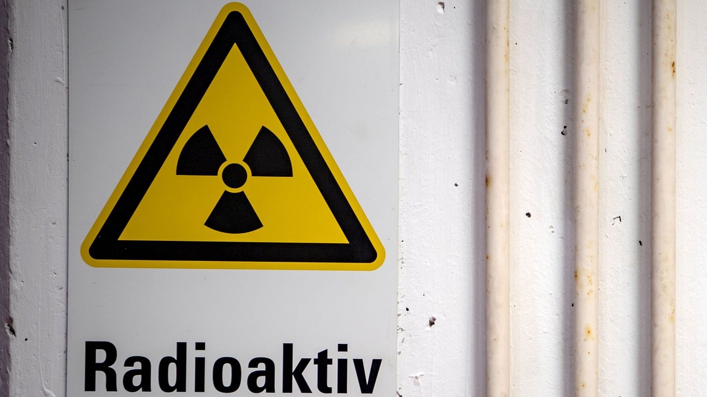 Spezialkräfte im Einsatz: Entwarnung: Nach Schulräumung keine Radioaktivität entdeckt