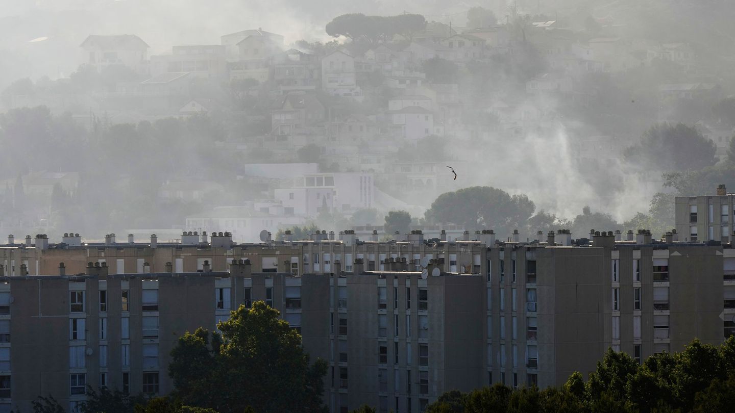 Großeinsatz der Feuerwehr: Feuer in Marseille noch nicht gelöscht – 110 Leichtverletzte