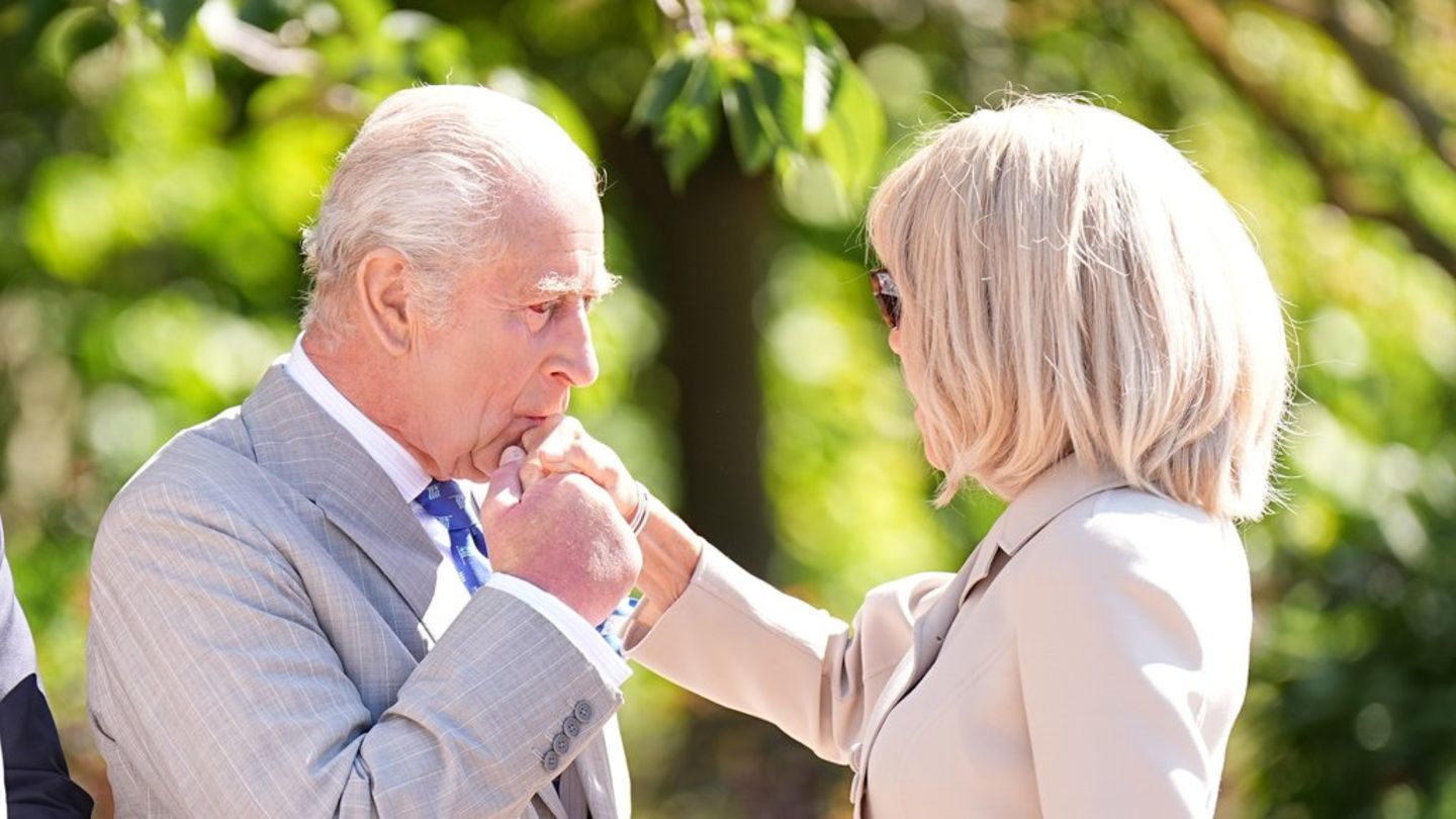 König Charles: Ein Handkuss für Brigitte Macron zum Abschied