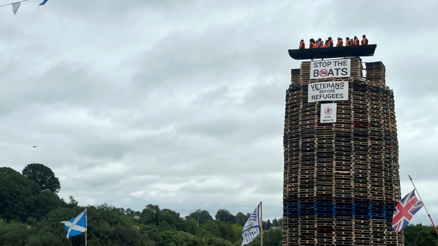 „Widerlich“: Unionisten in Nordirland wollen Migranten-Puppen bei Lagerfeuer verbrennen