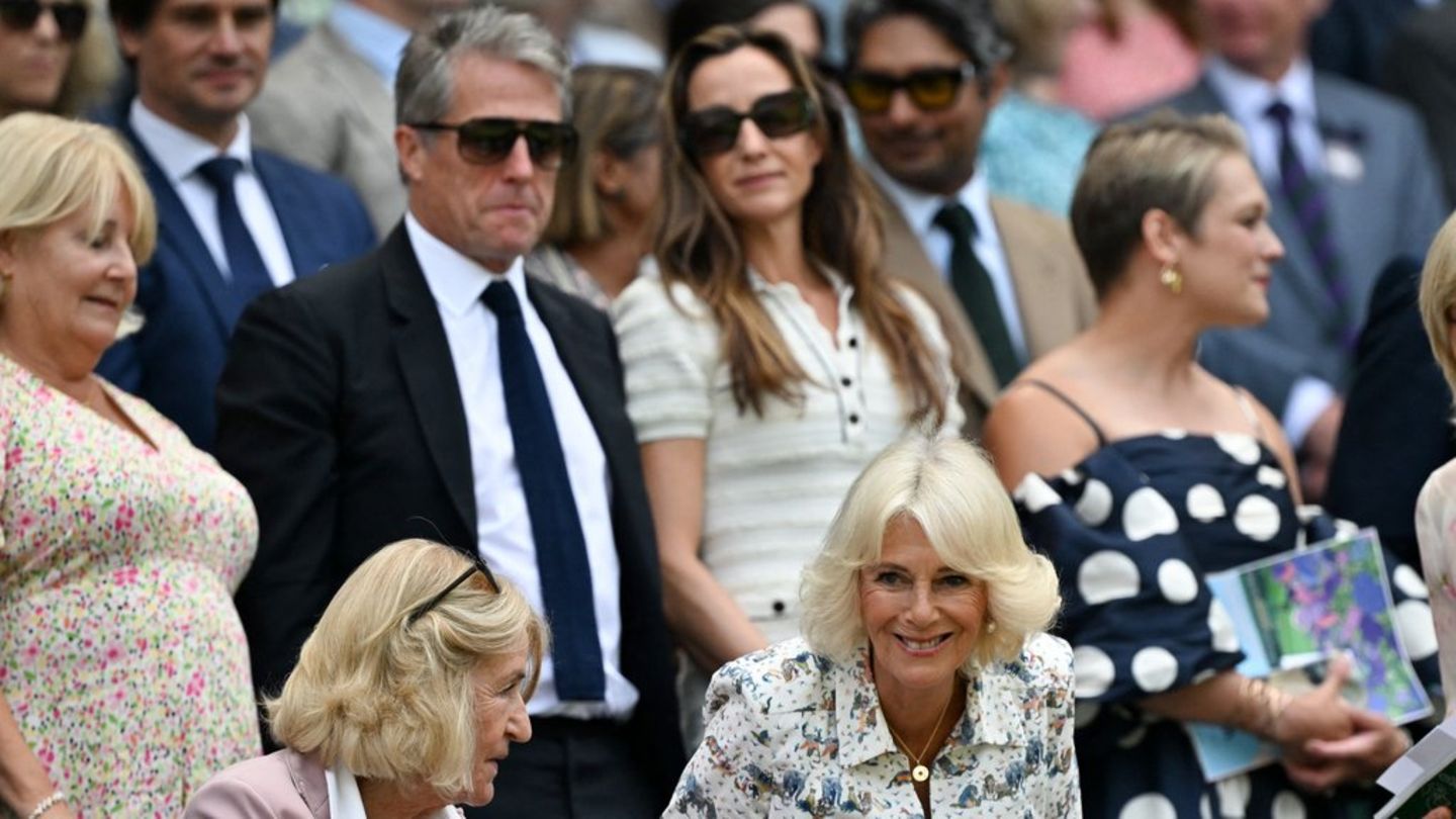Königin Camilla: Zusammen mit Hugh Grant in Wimbledon