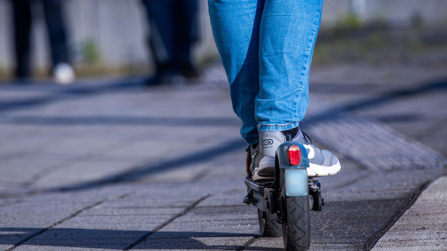 Unfall: E-Scooter-Fahrerin stürzt und stirbt