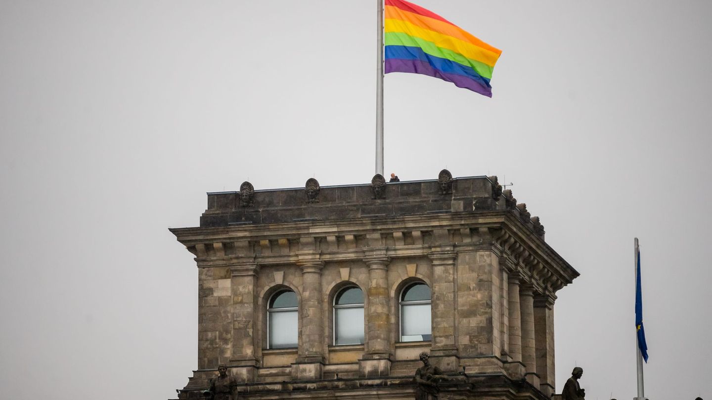 Debatte über Pride-Flagge: Abgeordnete müssen Regenbogenfahne von ihren Büros entfernen